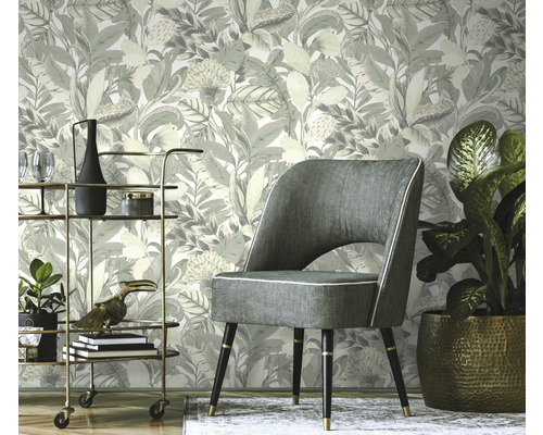 Scenă cu tapet cu model floral, fotoliu și cărucior de bar.