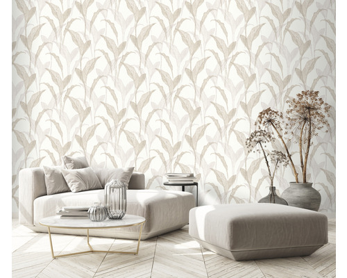 Cameră de zi cu tapet bej cu frunze, canapea și decorațiuni