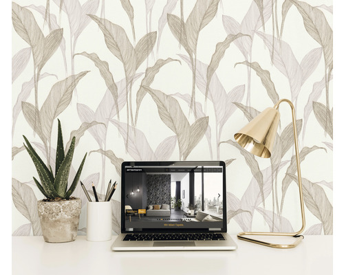 Scenă cu tapet vlies cu model de frunze, laptop, lampă de birou și plantă în ghiveci