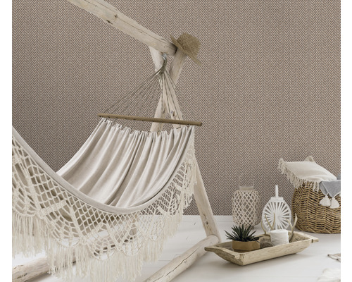 Vedere a camerei cu tapet cu model herringbone, hamac, coș și decorațiuni.