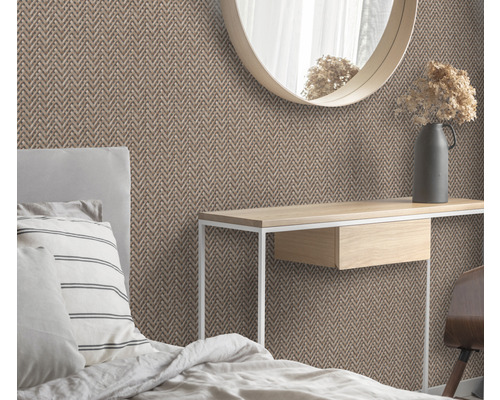 Dormitor cu pat, consolă, oglindă și tapet cu model herringbone