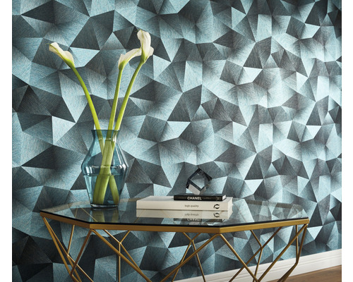 Perete decorativ cu model geometric de tapet, masă cu flori și decorațiuni