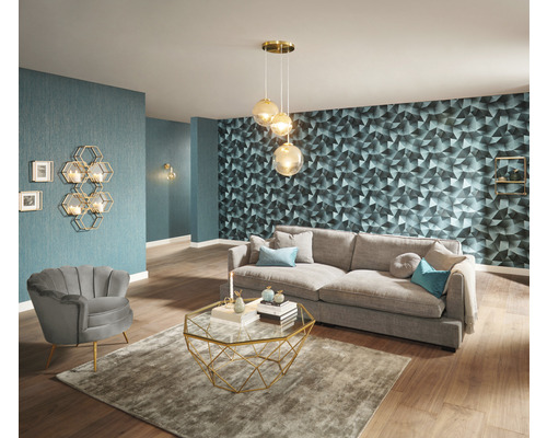 Cameră de zi cu canapea, fotoliu, măsuță de cafea și decorațiuni de perete