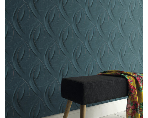 Tapetă albastru-verde cu model arc de cerc și o bancă în cameră.