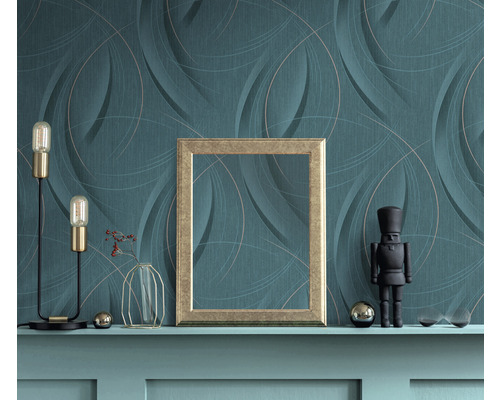 Perete decorativ cu tapet ornamental, ramă foto, lampă și decorațiuni