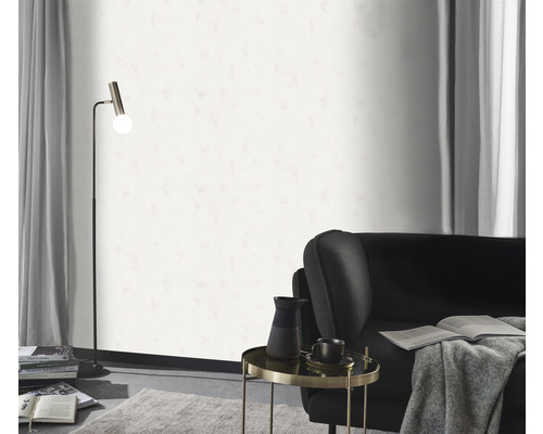 Cameră de zi cu lampadar, fotoliu, măsuță laterală și tapet alb