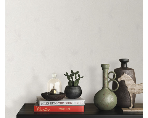 Tapet cu model abstract pe un perete cu elemente decorative