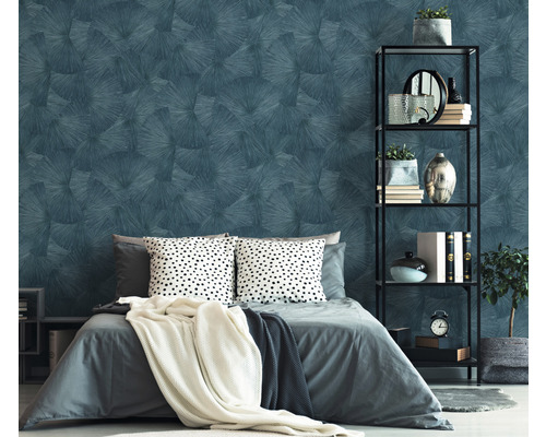 Dormitor cu tapet cu model, pat și raft