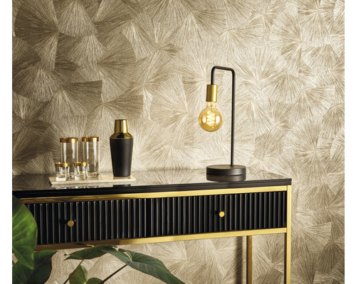 Exemplu de amenajare cu o comodă, o lampă, pahare și un tapet cu model.