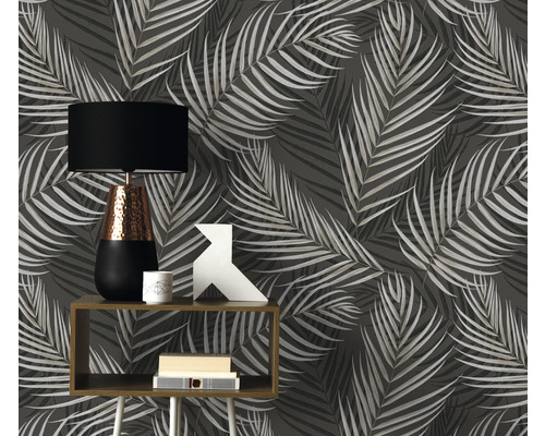 Scenă de cameră cu tapet cu model de plante, masă și lampă