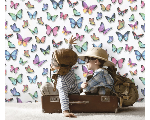 Tapetă cu model de fluturi și doi copii într-o valiză