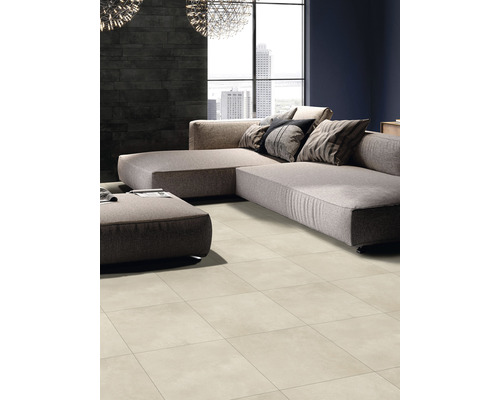 Living luminos cu canapea, măsuță de cafea și plăci de pardoseală pătrate