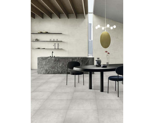 Cameră luminoasă cu podea cu gresie, masă de sufragerie și insulă de bucătărie