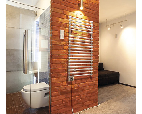 Baie cu toaletă, duș și uscător de prosoape pe un perete de cărămidă
