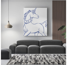 Imagine de perete decorativă cu motiv de unicorn deasupra unei canapele gri în camera de zi.
