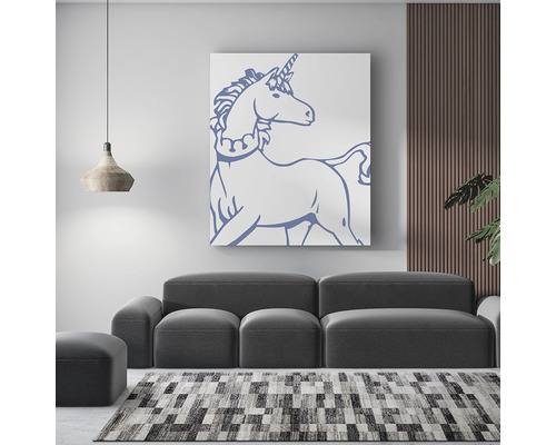 Imagine de perete decorativă cu motiv de unicorn deasupra unei canapele gri în camera de zi.