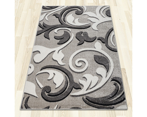 Covor cu model floral pe podea de lemn