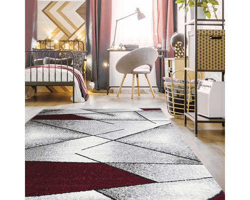 Dormitor cu pat, birou și covor geometric