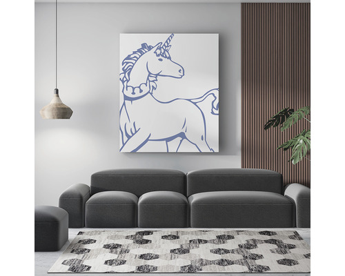 Cameră de zi cu canapea, covor și o imagine cu un unicorn