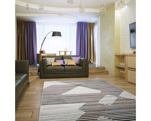 Living cu canapea, covor cu model geometric și perdele