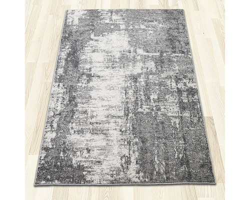 Covor gri cu model abstract pe podea de lemn