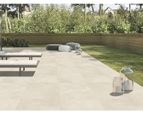 Terasa cu plăci de terasă deschise la culoare, mobilier de grădină și decorațiuni