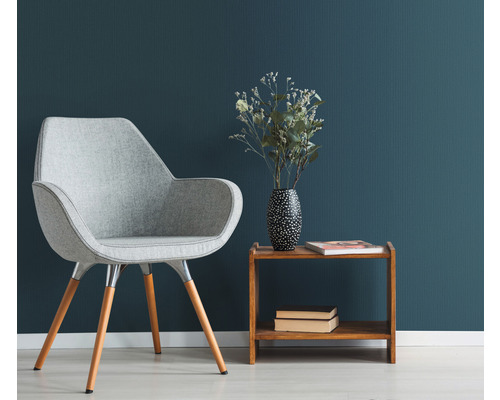 Vedere a camerei cu fotoliu, masă și decor