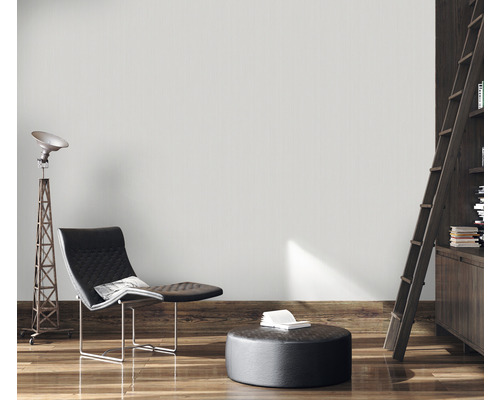 Living cu fotoliu, lampadar și bibliotecă cu scară