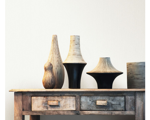 Vaze decorative din lemn și comodă cu sertare