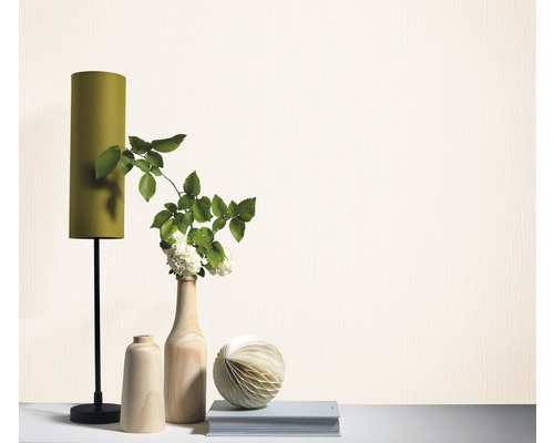 Tapetă luminoasă, texturată în dormitor cu lampă, vaze și decorațiuni