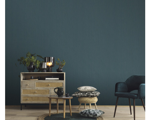 Living cu comodă, masă, scaun și tapet cu model