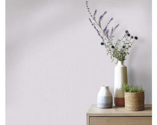 Perete cu tapet vlies și aranjamente florale în vaze pe un dulap de lemn