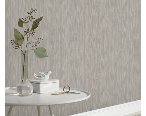 Prim-plan cu tapet texturat deschis la culoare, cu masă și decorațiuni