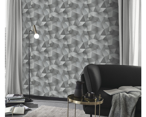 Living cu tapet geometric, lampadar și canapea.