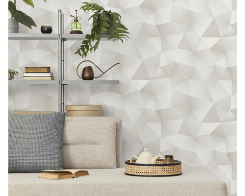 Living cu tapet geometric, raft și decorațiuni