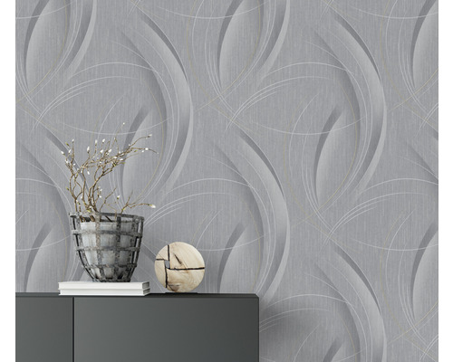 Tapet gri cu model abstract pe un perete