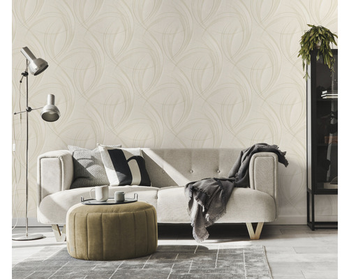 Living cu canapea, covor, lampă de podea și tapet cu model abstract pentru o atmosferă luminoasă și prietenoasă.