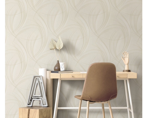 Scenă cu tapet cu model, birou și scaun.