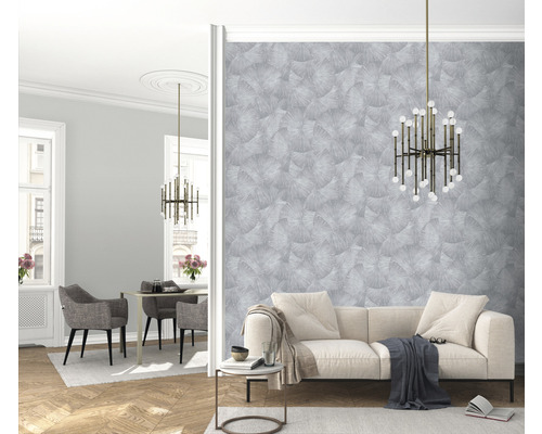 Living luminos cu canapea, masă, scaune, lampă și tapet cu model