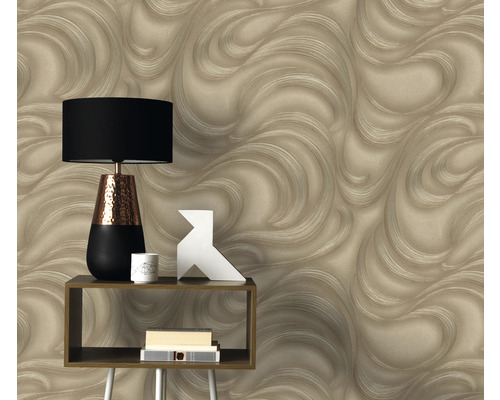 Cameră decorativă cu tapet cu model și măsuță laterală