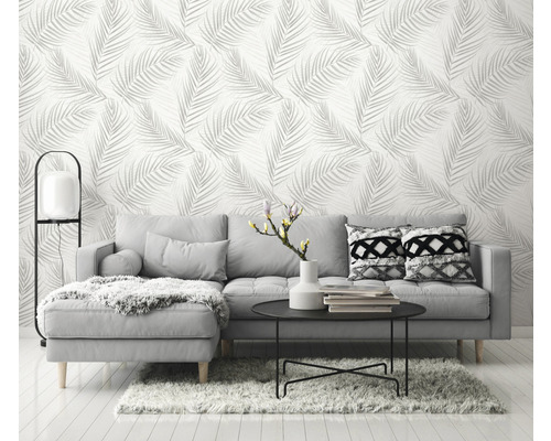 Cameră de zi cu canapea gri și tapet cu model de frunze