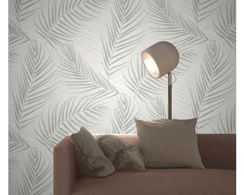 Cameră de zi cu canapea, lampadar și tapet cu model de frunze