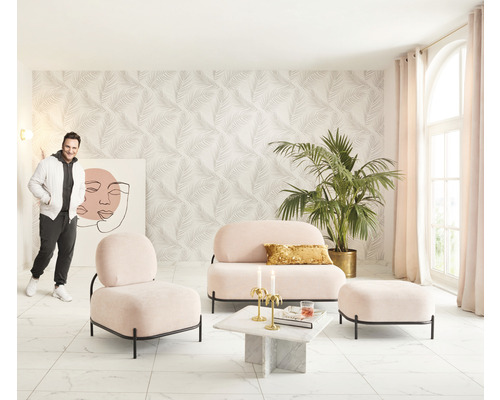 Living luminos cu canapea roz, fotoliu, taburet, masă de marmură, palmier și bărbat