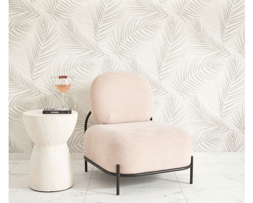 Scenă cu un fotoliu, o măsuță laterală, un cocktail și un tapet cu model