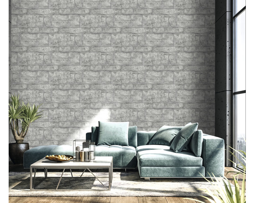 Cameră de zi cu tapet gri cu aspect de cărămidă, canapea și plantă