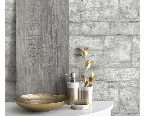 Natură statică pentru baie cu panou din lemn și tapet cu aspect de cărămidă