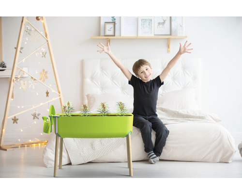 Cameră cu seră de interior, plantată și stând pe picioare, cu copil