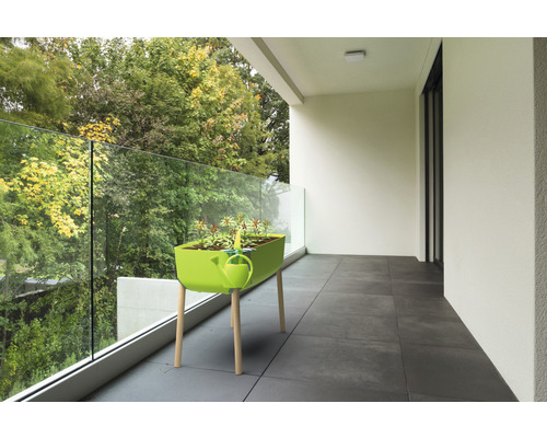 Scenă de balcon cu jardinieră ridicată și stropitoare