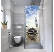 Baie luminoasă cu toaletă, plantă și cabină de duș cu motiv cu barcă