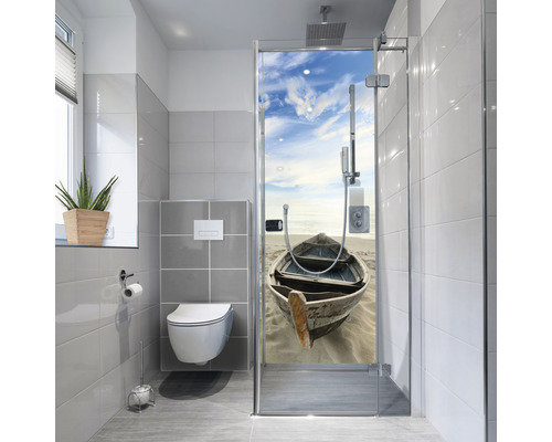 Baie luminoasă cu toaletă, plantă și cabină de duș cu motiv cu barcă